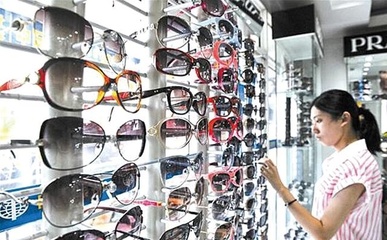 一副眼镜的身价暴增之旅 从145元成本到916元售价的背后逻辑